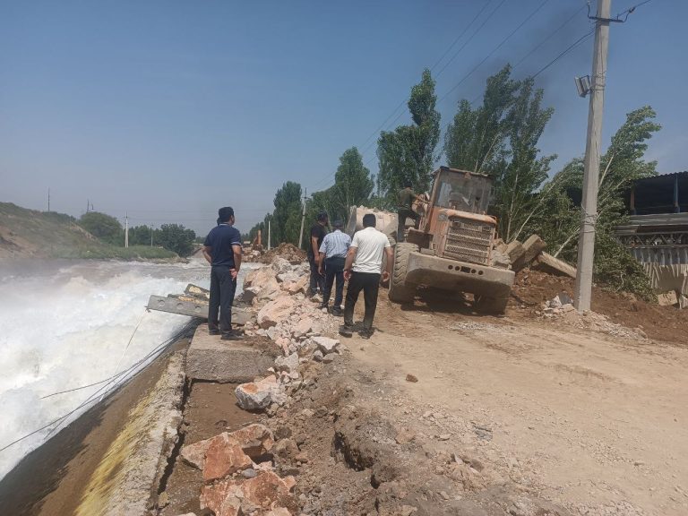 GES qurish ishlarida kanal dambasini suv yuvib ketgan: Suv xo‘jaligi vazirligi Buloqboshidagi holatga izoh berdi
