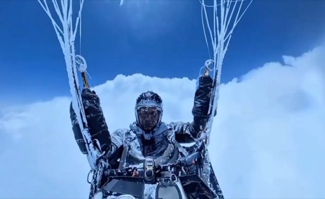 Xitoylik erkak paraplanda tasodifan 8589 metr balandlikkacha ko‘tarildi