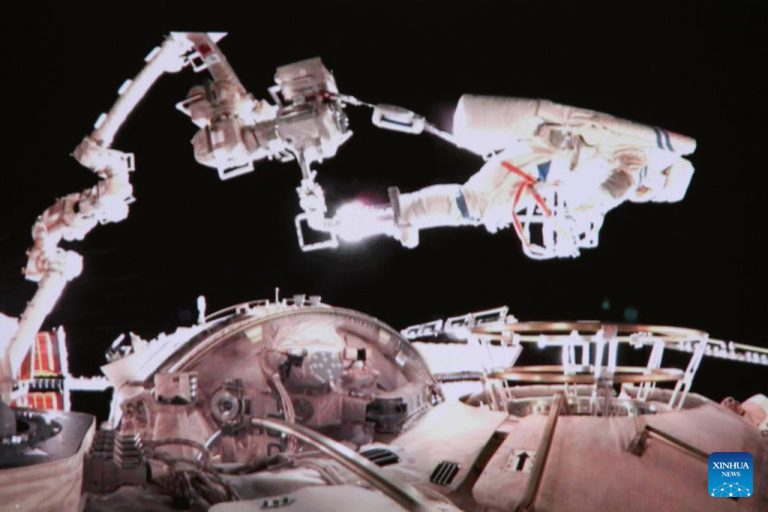 Xitoylik taykonavtlar ochiq kosmosda 8 soatlik missiyani amalga oshirdi