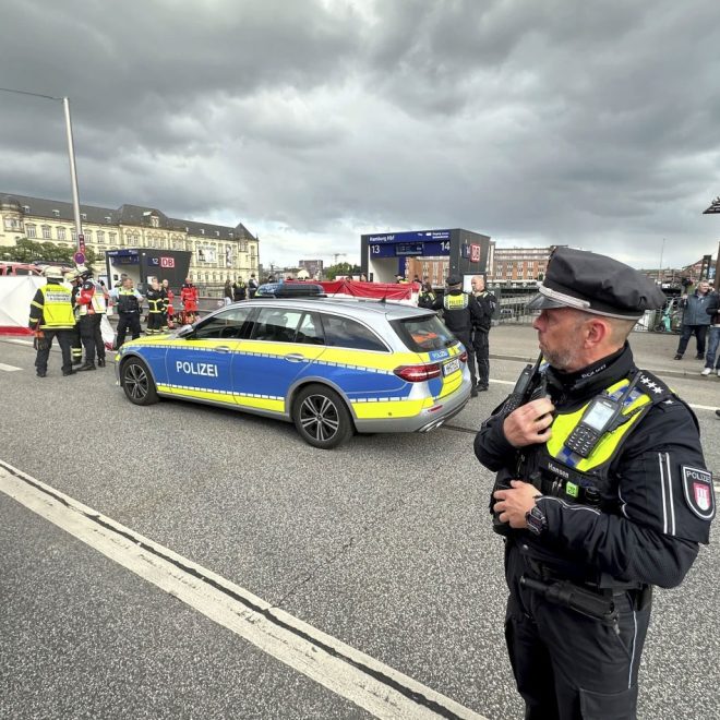 Hamburg markaziy vokzalida ayol kishi pichoq bilan odamlarga hujum qildi. Kamida 12 kishi jarohat oldi
