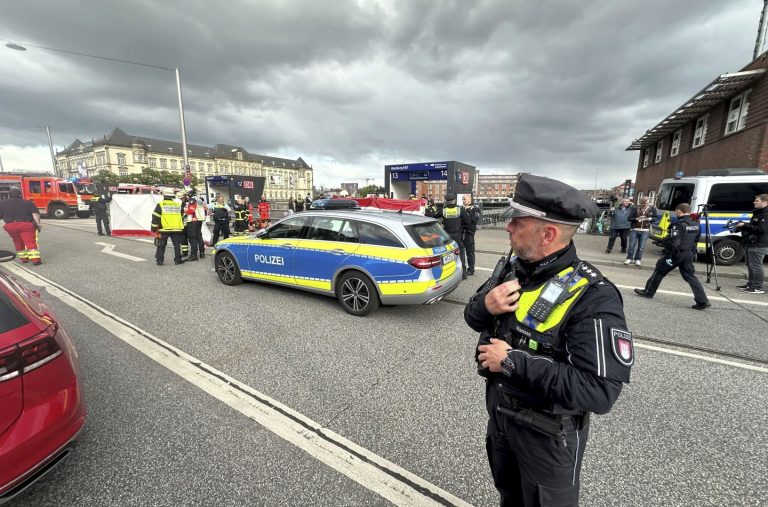 Hamburg markaziy vokzalida ayol kishi pichoq bilan odamlarga hujum qildi. Kamida 12 kishi jarohat oldi