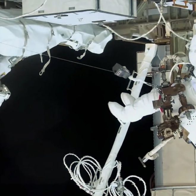 NASA’ning ikki ayol astronavti XKS bortidan ochiq kosmosga chiqdi