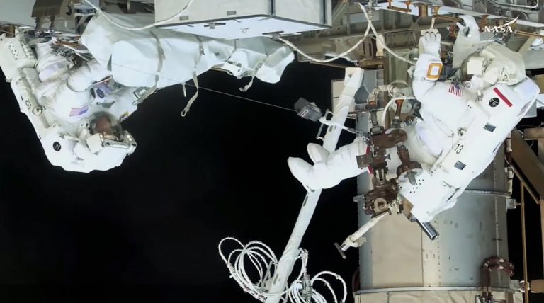 NASA’ning ikki ayol astronavti XKS bortidan ochiq kosmosga chiqdi