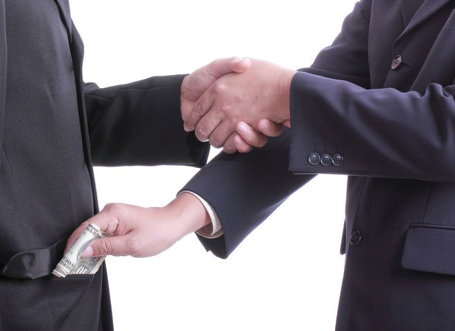 Nukusda yuzdan ortiq o‘qituvchidan pora olgan maktab direktori o‘rinbosari ushlandi