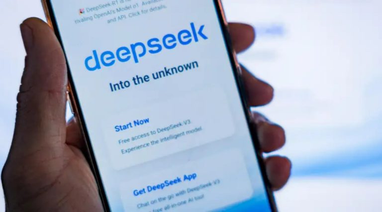 AQSh DeepSeek sun’iy intellekt chatbotini Xitoy armiyasiga yordam berishda aybladi