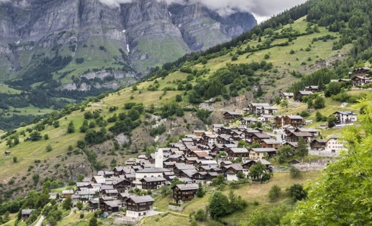 Shveytsariyadagi qishloqqa ko‘chib kelgan sayyohlarga 24 ming dollardan pul to‘lanadi