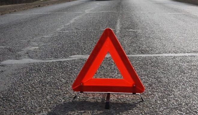 Toshkentda yuk mashinasi avtobus bekatiga borib urildi