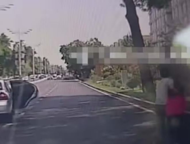 Toshkentda yo‘lovchi qiz harakatlanib ketayotgan Nexia’dan sakradi