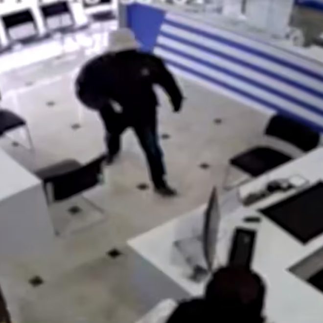 Toshkentdagi bankda o‘yinchoq to‘pponcha bilan bosqinchilik qilgan erkak jazolandi