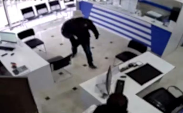 Toshkentdagi bankda o‘yinchoq to‘pponcha bilan bosqinchilik qilgan erkak jazolandi