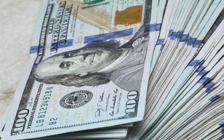 O‘zbekistonda dollar kursi yana 12 700 so‘mdan oshdi