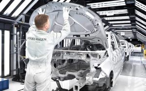 EY: Germaniya avtosanoati bir yilda 50 000 ish joyini qisqartirdi