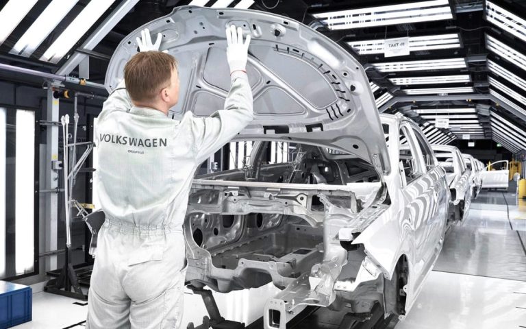 EY: Germaniya avtosanoati bir yilda 50 000 ish joyini qisqartirdi