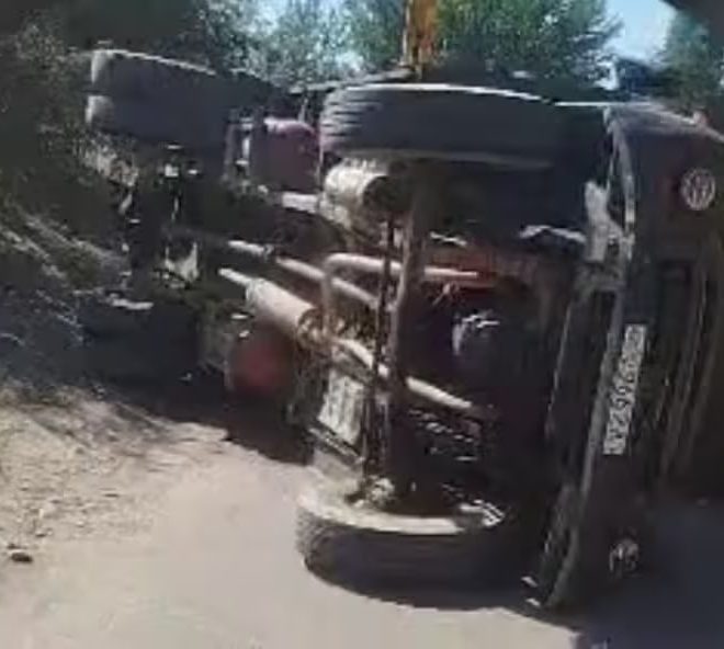 Toshkent viloyatida yuk mashinasi Cobalt’ga urilib, ag‘anadi va yonib ketdi