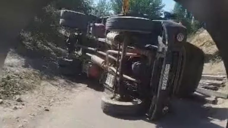 Toshkent viloyatida yuk mashinasi Cobalt’ga urilib, ag‘anadi va yonib ketdi