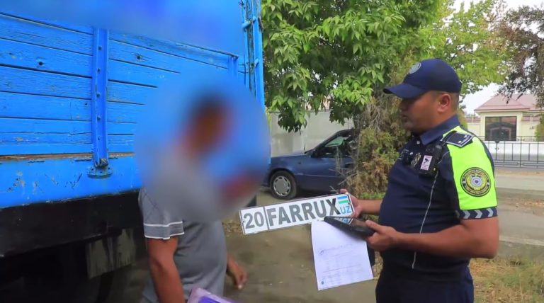 Sirdaryoda davlat raqam belgisini o‘rniga ismini yozib olgan haydovchiga chora ko‘rildi