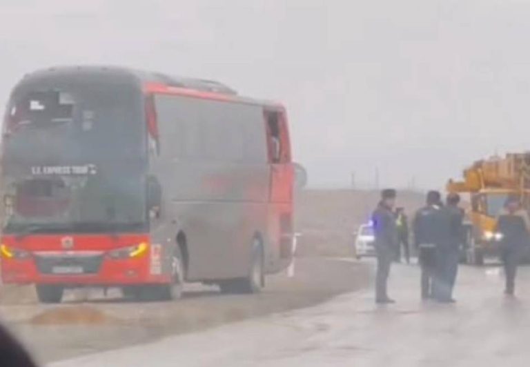 Navoiyda yo‘lovchi avtobusi ag‘darildi — ikki kishi jarohat oldi