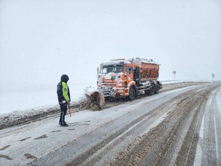 Qamchiq dovonida 19 ta qor ko‘chkisi kuzatildi, yo‘l vaqtincha yopildi